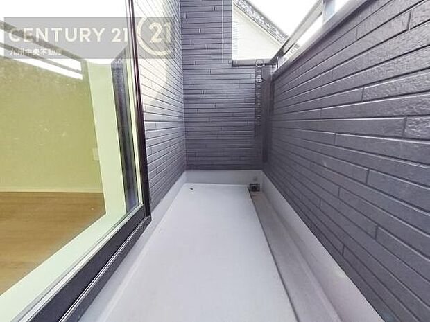 【バルコニー】日当たり良好なバルコニー。洗濯物やお布団もポッカポカに。