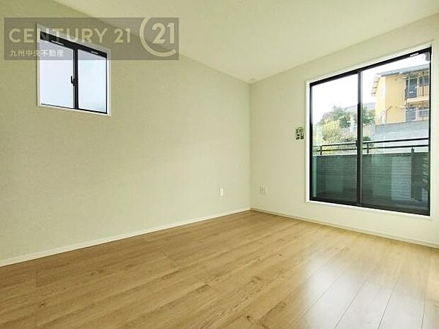 【洋室】開放的なバルコニーに面したお部屋。採光良好な快適空間です。