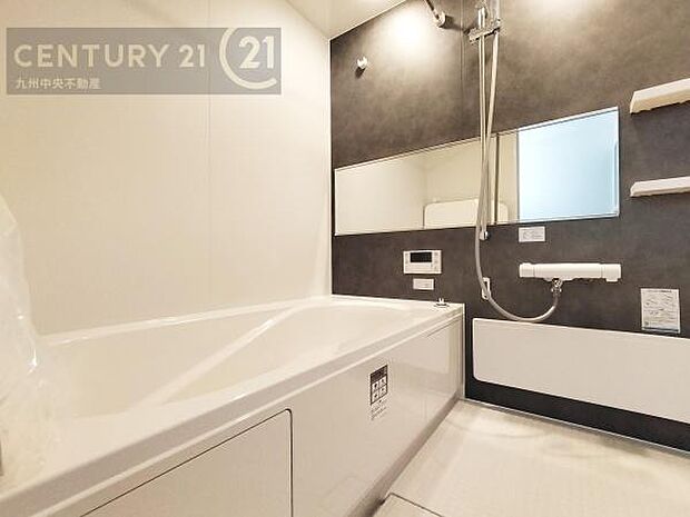 【ユニットバス】浴室暖房乾燥機付きで雨の日が多い梅雨の時期も安心です。また、冬のヒートショック対策としても活躍します。