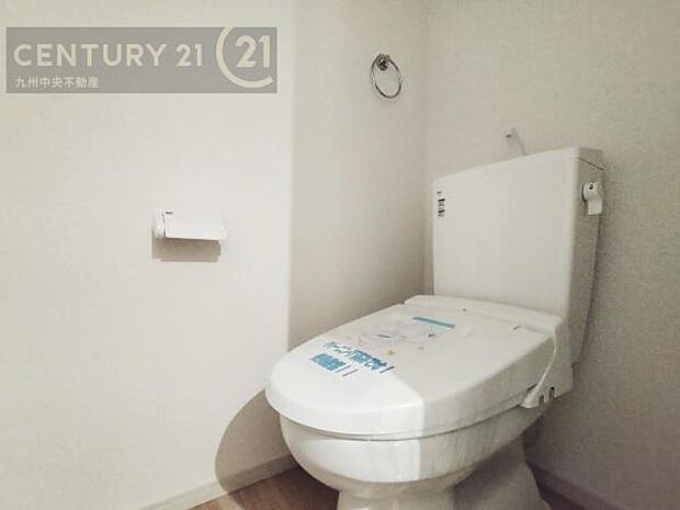 【トイレ】汚れてもサッとひと拭きでお手入れ簡単、エコ仕様の温水洗浄便座付きのトイレです。バリアフリーにも配慮しています。