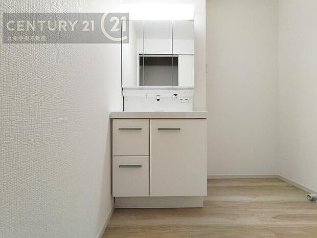 【洗面所】広々とした洗面スペースで朝時間も快適に。鏡の両サイドは、必要なものを取り出しやすく、大きな鏡面で朝の準備もスムーズに。