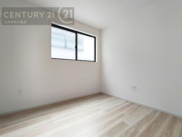 【洋室】家族一人ひとりの大切なプライベート空間。趣味に合わせて使って頂けるようシンプルに仕上げてあります。