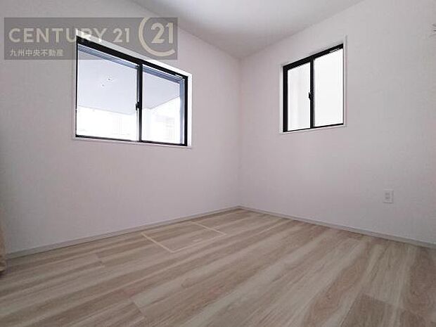 【洋室】2面採光を確保したお部屋。爽やかな風を感じて起きる朝は、快適生活の始まりに。