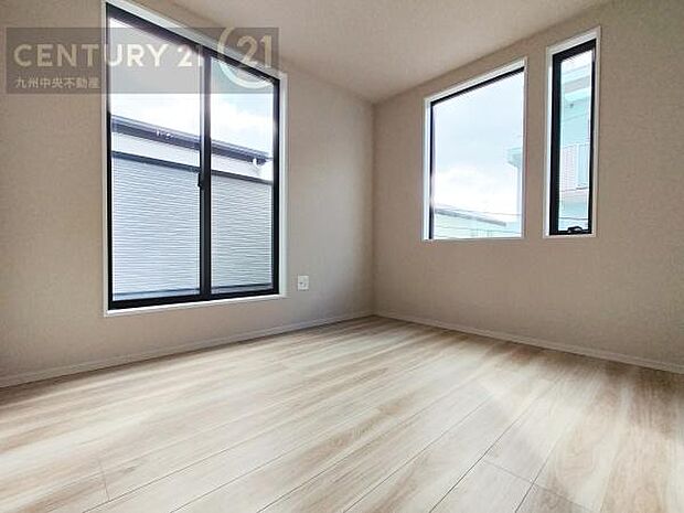 【洋室】開放的なバルコニーに面したお部屋。採光良好な快適空間です。