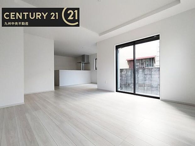 【リビング】暖かな光が包み込んでくれるLDKは家族みんなが自然と集まってくる場所。快適でゆったり寛げる空間となっています。