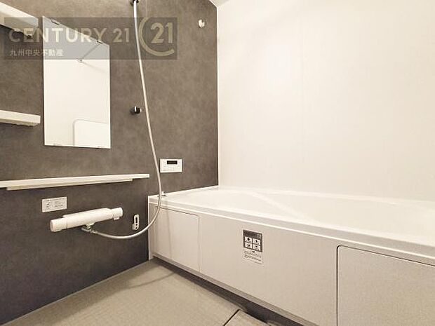 【ユニットバス】浴室暖房乾燥機付きで雨の日が多い梅雨の時期も安心です。また、冬のヒートショック対策としても活躍します。