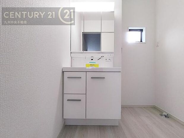 【洗面所】広々とした洗面スペースで朝時間も快適に。鏡の両サイドは、必要なものを取り出しやすく、大きな鏡面で朝の準備もスムーズに。