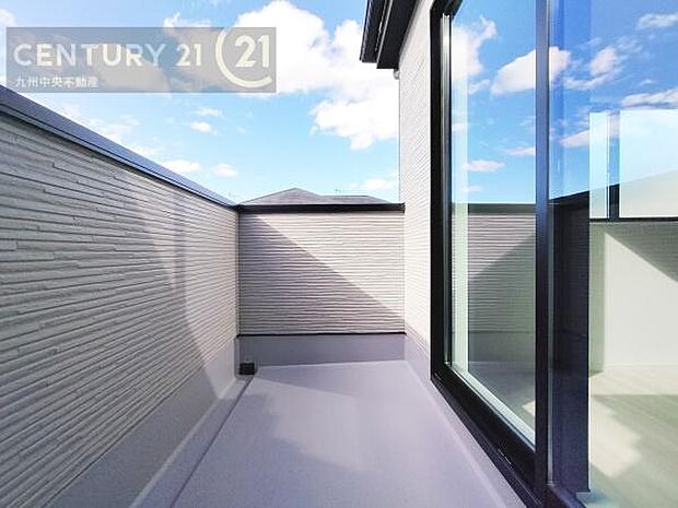 【バルコニー】日当たり良好なバルコニー。洗濯物やお布団もポッカポカに。