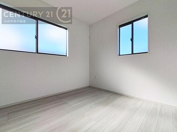 【洋室】2面採光を確保したお部屋。爽やかな風を感じて起きる朝は、快適生活の始まりに。