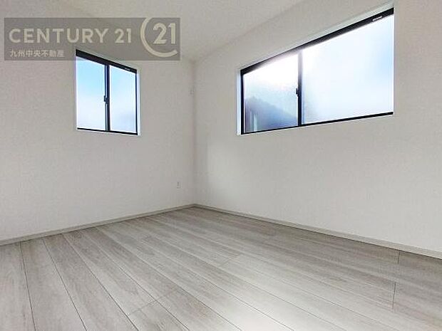 【洋室】2面採光を確保したお部屋。爽やかな風を感じて起きる朝は、快適生活の始まりに。