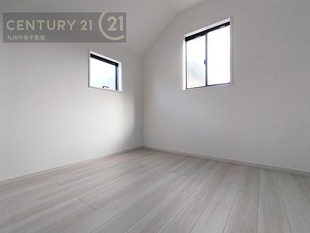 【洋室】2面採光を確保したお部屋。爽やかな風を感じて起きる朝は、快適生活の始まりに。