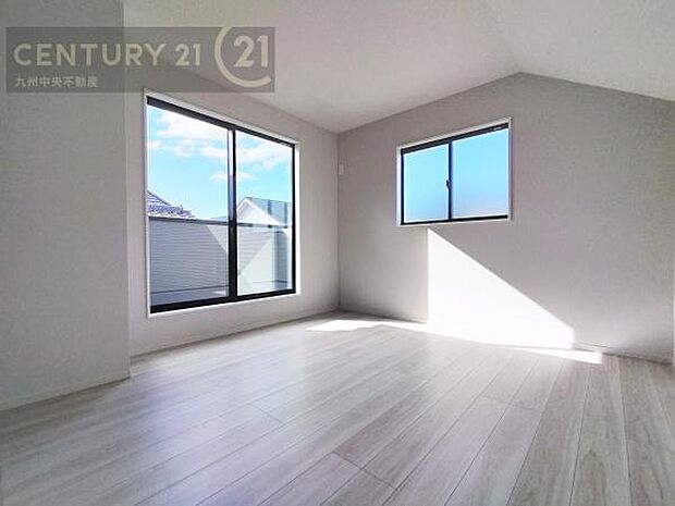 【洋室】開放的なバルコニーに面したお部屋。採光良好な快適空間です。