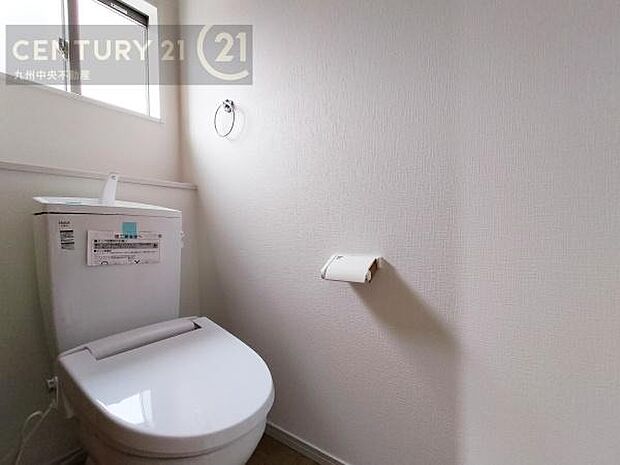 【トイレ】汚れてもサッとひと拭きでお手入れ簡単、エコ仕様の温水洗浄便座付きのトイレです。バリアフリーにも配慮しています。