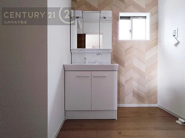 【洗面所】広々とした洗面スペースで朝時間も快適に。鏡の両サイドは、必要なものを取り出しやすく、大きな鏡面で朝の準備もスムーズに。