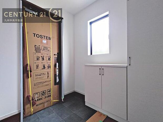 【玄関】玄関をスッキリに見せるために、シューズボックスを設置しました。オシャレは足元から。