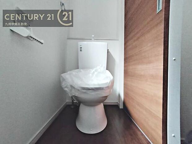 【トイレ】汚れてもサッとひと拭きでお手入れ簡単、エコ仕様の温水洗浄便座付きのトイレです。バリアフリーにも配慮しています。