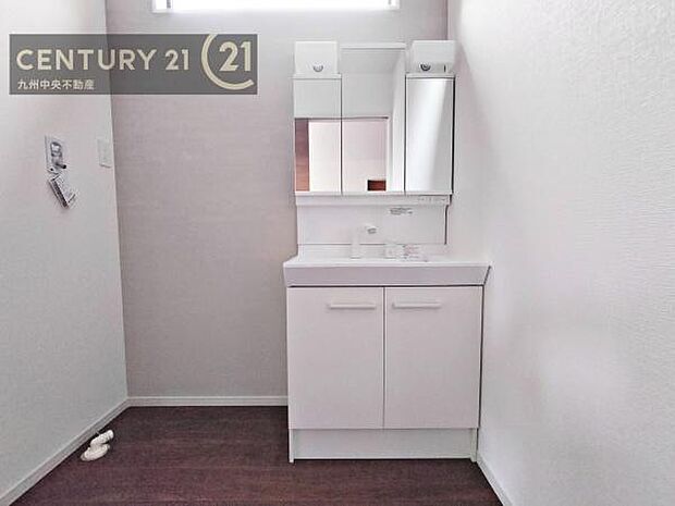 【洗面所】広々とした洗面スペースで朝時間も快適に。鏡の両サイドは、必要なものを取り出しやすく、大きな鏡面で朝の準備もスムーズに。