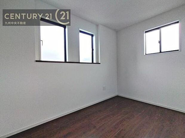 【洋室】家族一人ひとりの大切なプライベート空間。趣味に合わせて使って頂けるようシンプルに仕上げてあります。