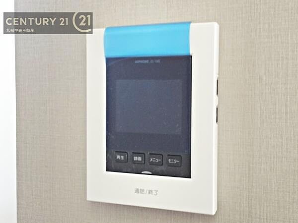 【ＴＶモニターホン】TVモニターホン付きの玄関は、訪問者の顔を見て、応答することができます。センサーライトで、夜の帰宅も明るく照らしてくれます。