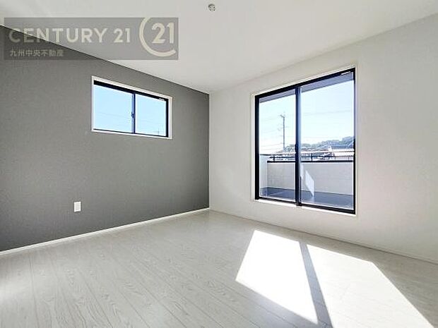 【寝室】主寝室にはアクセントクロスでデザイナーズ感を演出。