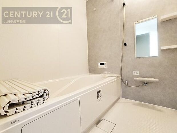 【ユニットバス】浴室暖房乾燥機付きで雨の日が多い梅雨の時期も安心です。また、冬のヒートショック対策としても活躍します。