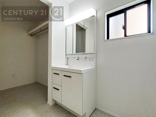 【洗面所】広々とした洗面スペースで朝時間も快適に。鏡の両サイドは、必要なものを取り出しやすく、大きな鏡面で朝の準備もスムーズに。