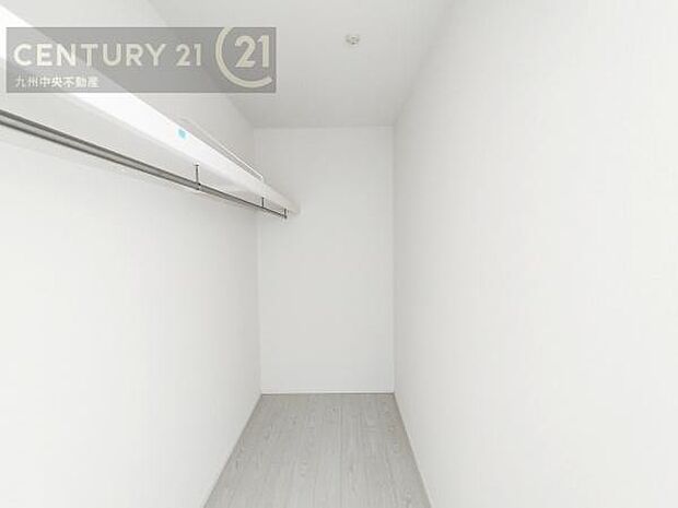 【ウォークインクローゼット】大型収納で片付け安心、生活にゆとりができ、お部屋もスッキリします。