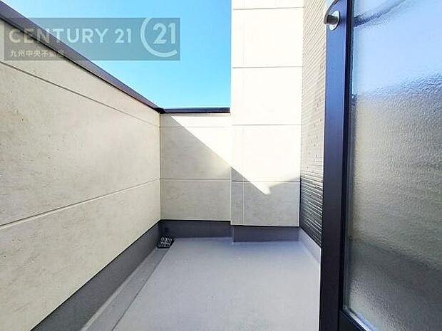 【バルコニー】広々バルコニー。日当たりも良く、洗濯物もよく乾きます。