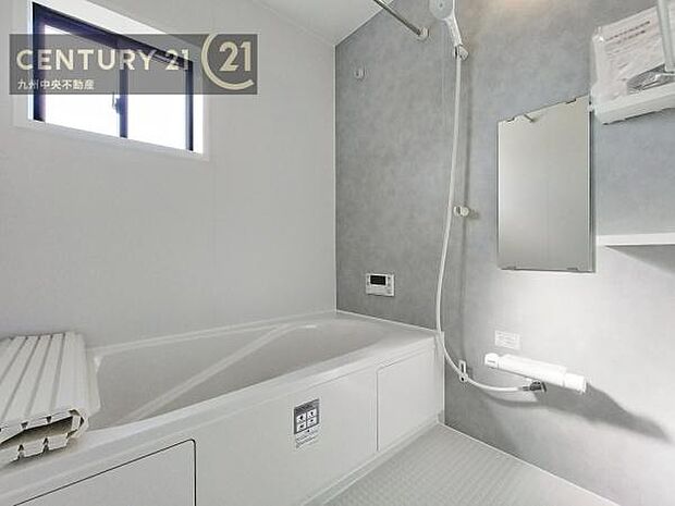 【ユニットバス】浴室暖房乾燥機付きで雨の日が多い梅雨の時期も安心です。また、冬のヒートショック対策としても活躍します。