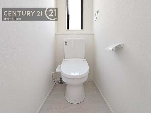 【トイレ】汚れてもサッとひと拭きでお手入れ簡単、エコ仕様の温水洗浄便座付きのトイレです。バリアフリーにも配慮しています。