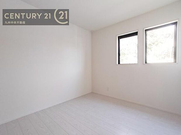 【子供部屋】学習机やベッドの配置がしやすい空間です。