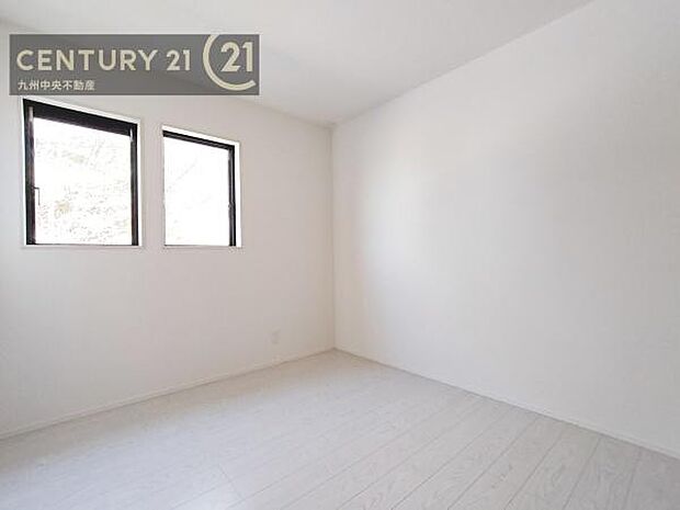 【洋室】家族一人ひとりの大切なプライベート空間。趣味に合わせて使って頂けるようシンプルに仕上げてあります。