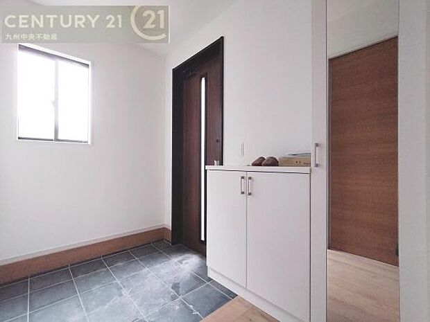 【玄関】玄関をスッキリに見せるために、シューズボックスを設置しました。オシャレは足元から。