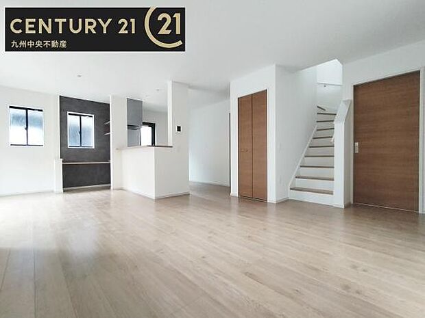 【リビング】ご家族みんながゆったり寛げる開放感たっぷりのリビング。家具選びも楽しみの一つになりますね。