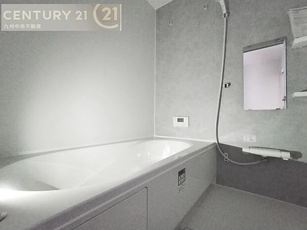 【ユニットバス】浴室暖房乾燥機付きで雨の日が多い梅雨の時期も安心です。また、冬のヒートショック対策としても活躍します。