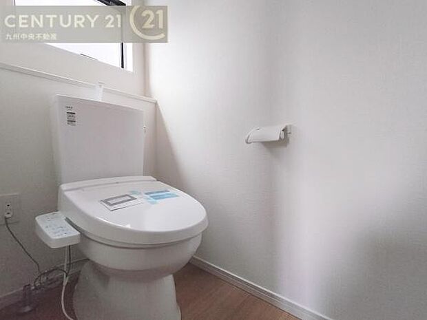 【トイレ】汚れてもサッとひと拭きでお手入れ簡単、エコ仕様の温水洗浄便座付きのトイレです。バリアフリーにも配慮しています。