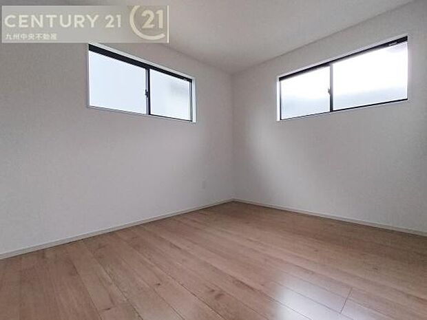 【洋室】2面採光を確保したお部屋。爽やかな風を感じて起きる朝は、快適生活の始まりに。