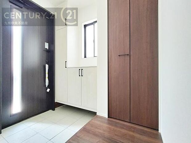 【玄関】玄関をスッキリに見せるために、シューズボックスを設置しました。オシャレは足元から。