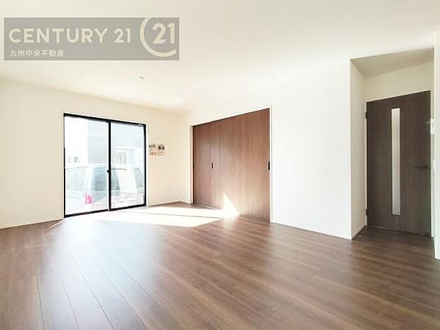 【リビング】ご家族みんながゆったり寛げる開放感たっぷりのリビング。広々としたリビングでは家具選びも楽しみの一つになりますね。