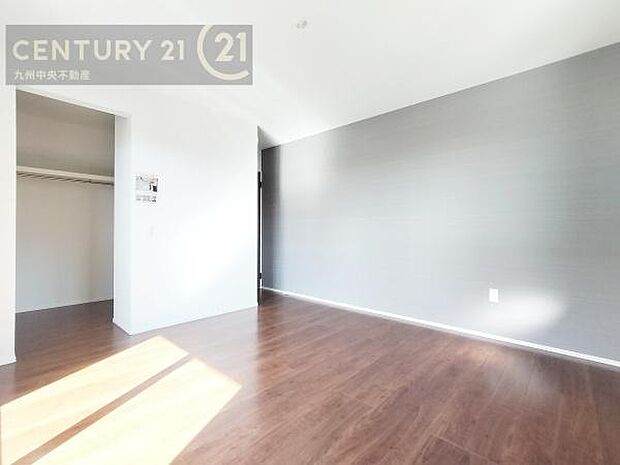 【寝室】木目の美しさを際立たせるシンプルデザインの建具を使用しています。