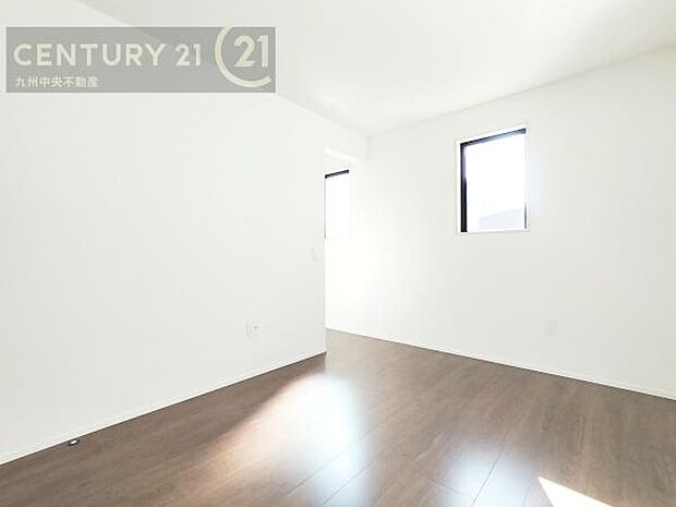 【子供部屋】学習机やベッドの配置がしやすい空間です。