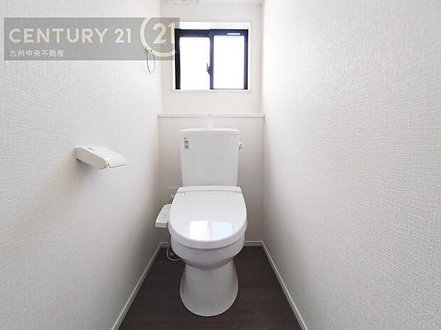 【トイレ】汚れてもサッとひと拭きでお手入れ簡単、エコ仕様の温水洗浄便座付きのトイレです。バリアフリーにも配慮しています。