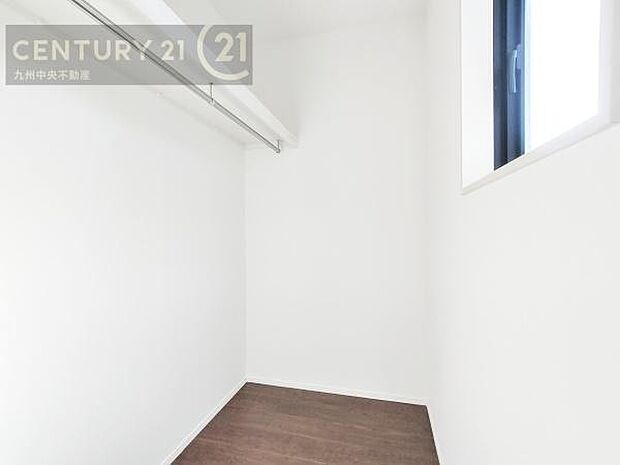 【ウォークインクローゼット】大型収納で片付け安心、生活にゆとりができ、お部屋もスッキリします。