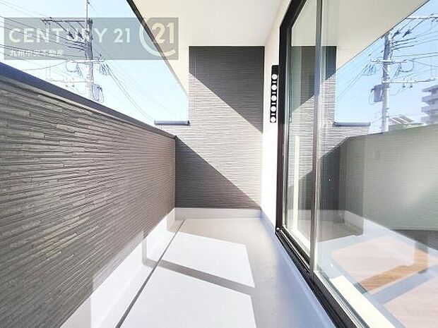 【バルコニー】広々バルコニー。日当たりも良く、洗濯物もよく乾きます。