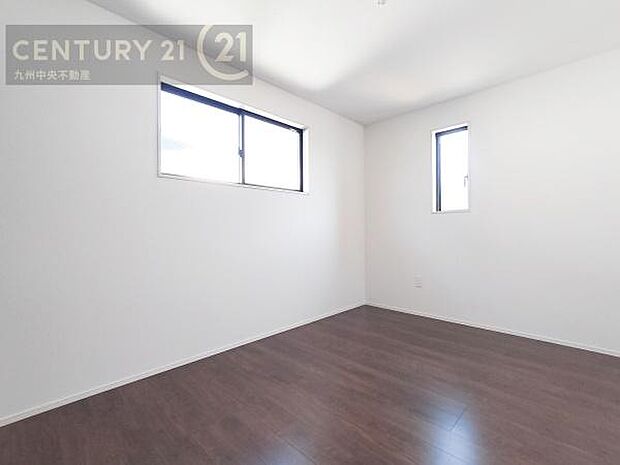 【洋室】2面採光を確保したお部屋。爽やかな風を感じて起きる朝は、快適生活の始まりに。