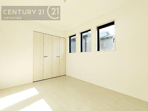 【子供部屋】学習机やベッドの配置がしやすい空間です。