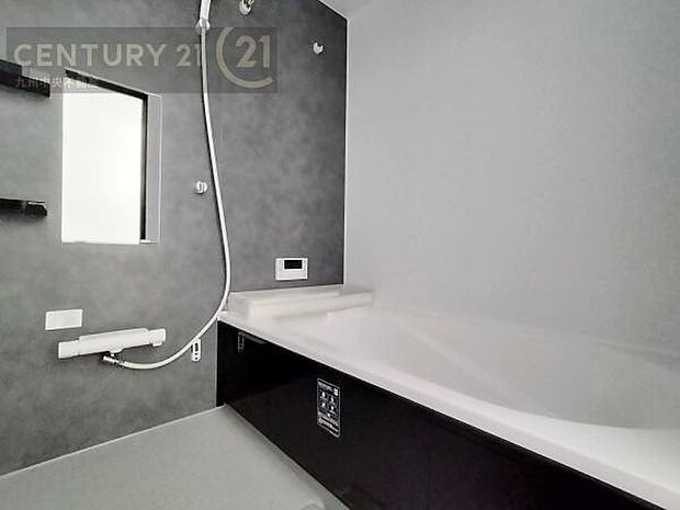 【ユニットバス】浴室暖房乾燥機付きで雨の日が多い梅雨の時期も安心です。また、冬のヒートショック対策としても活躍します。