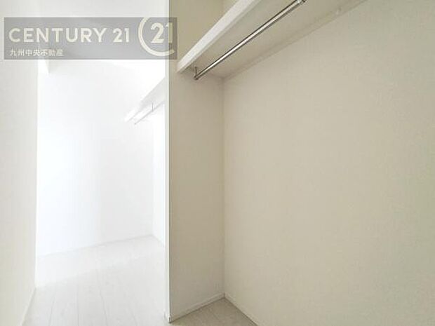 【ウォークインクローゼット】大型収納で片付け安心、生活にゆとりができ、お部屋もスッキリします。