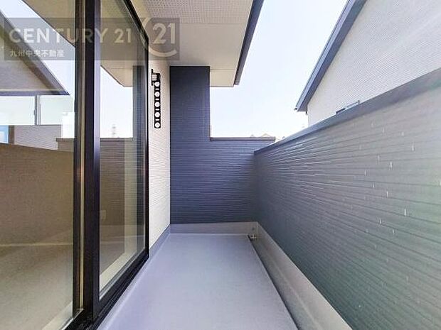 【バルコニー】広々バルコニー。日当たりも良く、洗濯物もよく乾きます。