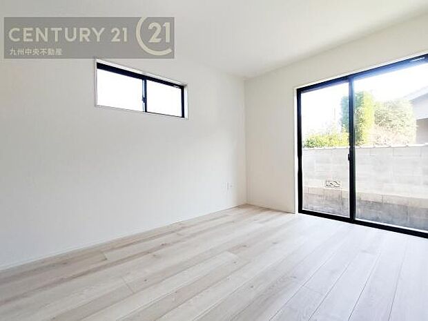 【洋室】2面採光を確保したお部屋。爽やかな風を感じて起きる朝は、快適生活の始まりに。